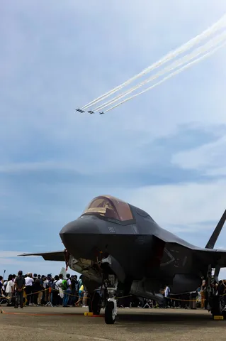四機の光跡と静かな空
