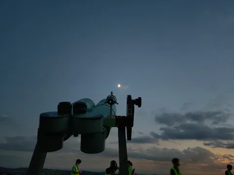夕暮れ時の望遠鏡と空