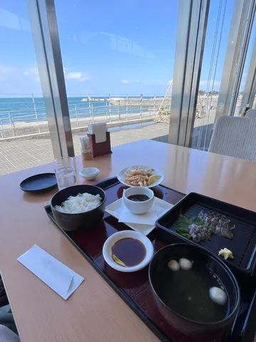 海辺の窓辺でいただく和定食