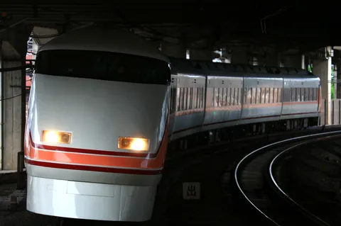 トンネルを抜ける静かな疾走感