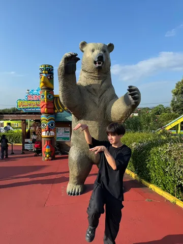 巨大熊と青空の遊園地