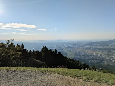 山頂の光と街の影