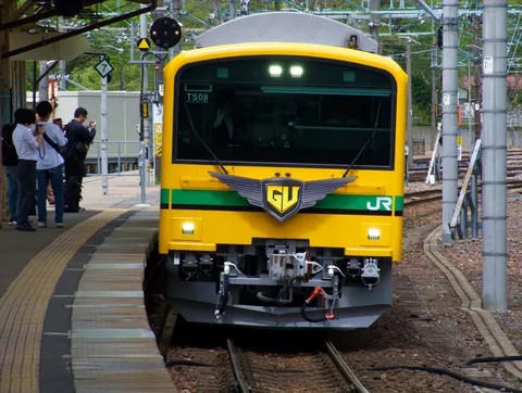 停車中の黄色い鉄道車両