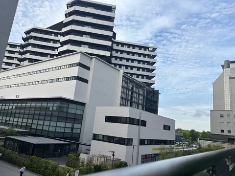 近未来的な高層建築群