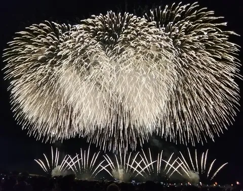 夜空を彩る光のカーテン