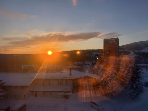 まぶしい雪山の夕暮れ