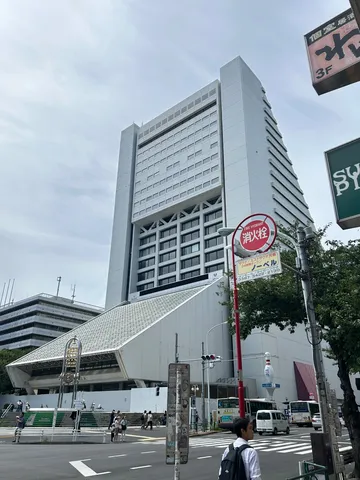 都会のビルと信号機
