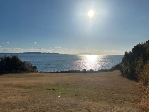 水面を照らすまばゆい光