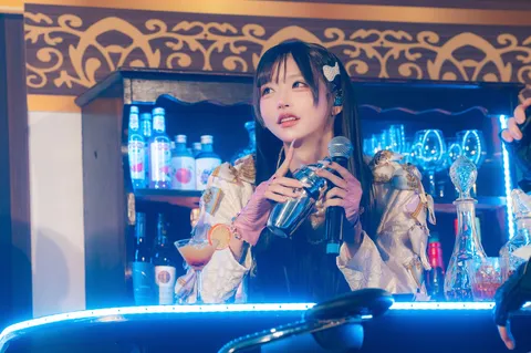 バーの煌めきと視線