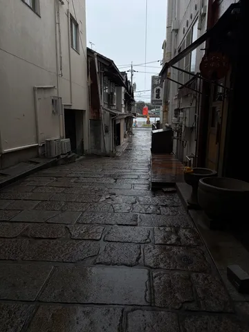 雨上がりの石畳、静かな小道
