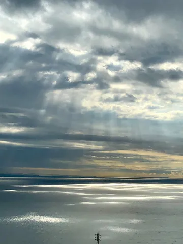 雲間の光と水面の静謐