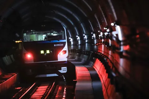 トンネルを疾走する光の軌跡