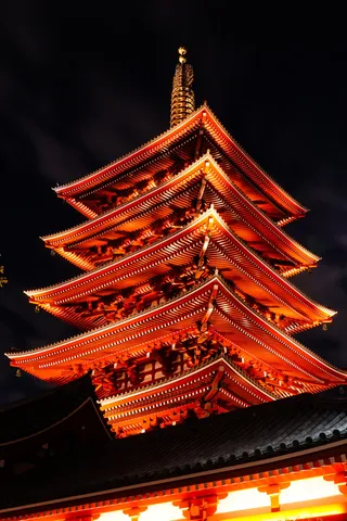 闇夜に映える朱色の古塔