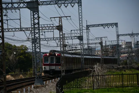 架線と電車の織りなす都会の風景