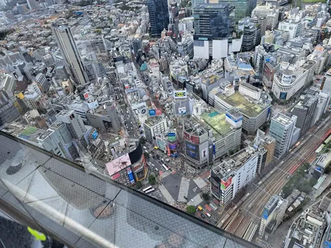 高層ビルの谷間を映す詩