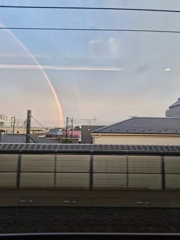 雨上がりの街に架かる虹