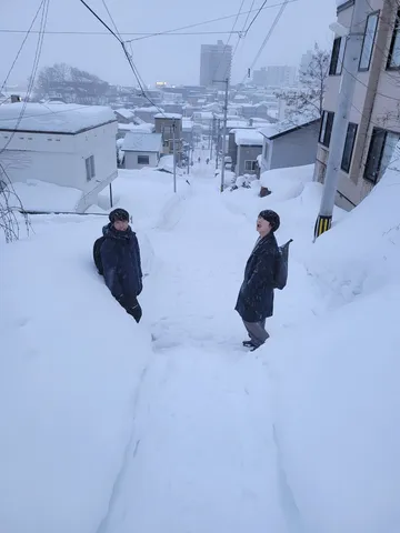深雪に埋もれた冬の道