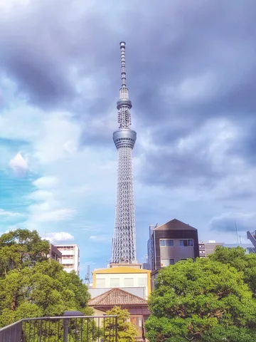 空を突く塔の静かな午後