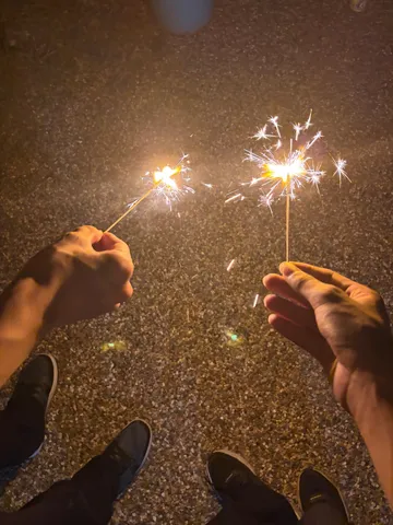 足元を照らす火花の煌めき