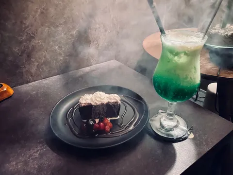 煙るカフェタイム、幻想的な一杯