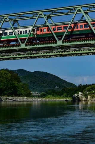 緑の鉄橋と渓谷の列車