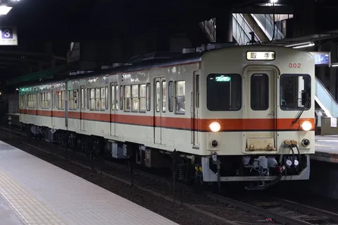 夜の駅に佇む、ノスタルジー列車