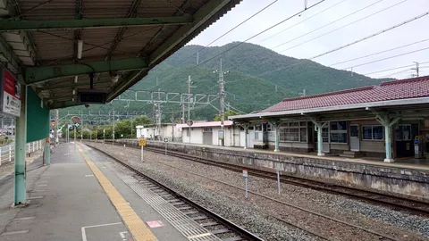 山間の駅と風の静寂