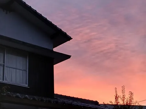 家路を彩る茜色の空