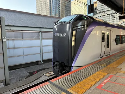 都会に滑り込む紫の先頭車