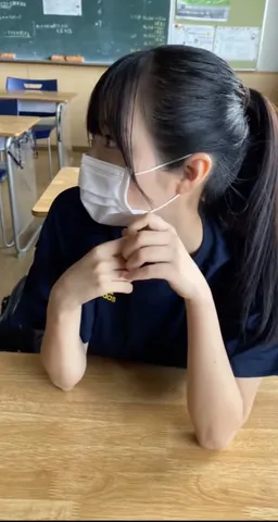教室の片隅、思慮深い横顔
