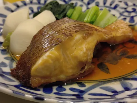 静寂に浸る、金色の魚