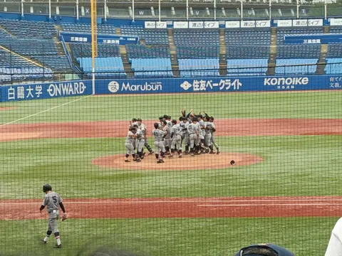 勝利か、それとも敗北か。円陣を組む球児たち
