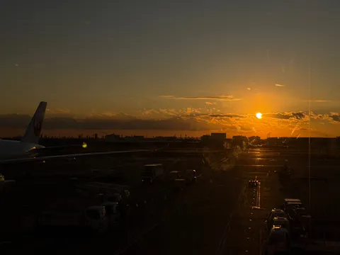 夕空と滑走路の静かな時間