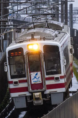 雨粒きらめく、列車の疾走