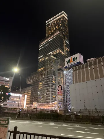 夜の都会を切り取る光の階層