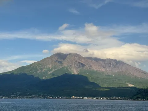 雲を抱く山と穏やかな水面