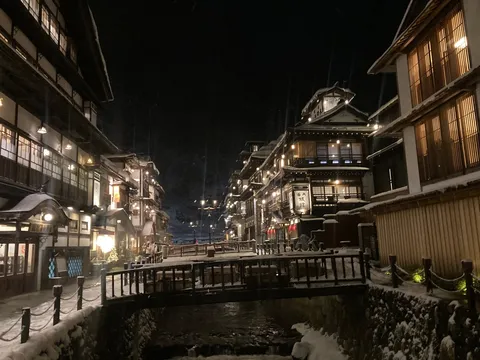 雪夜の温泉街、幻想的な光景