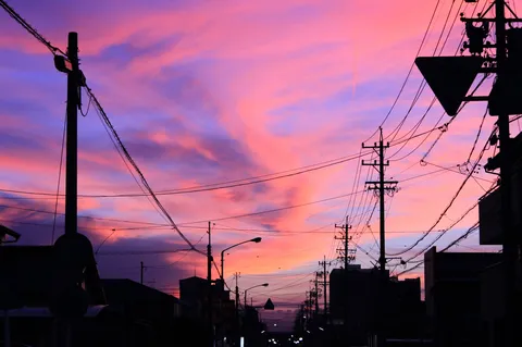 夕暮れの電線と空模様