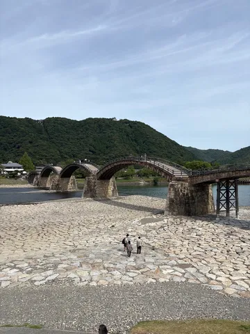 歴史を刻む、風情ある木造橋