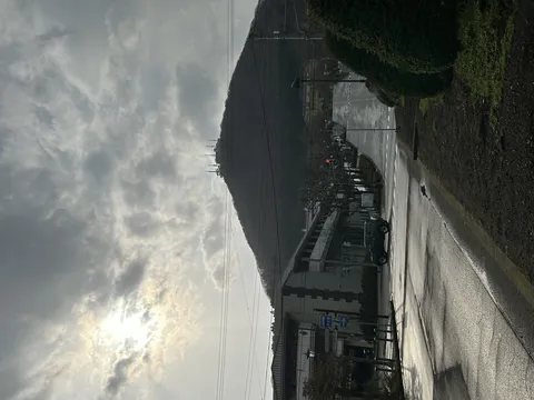 太陽が覗く坂道の街並み