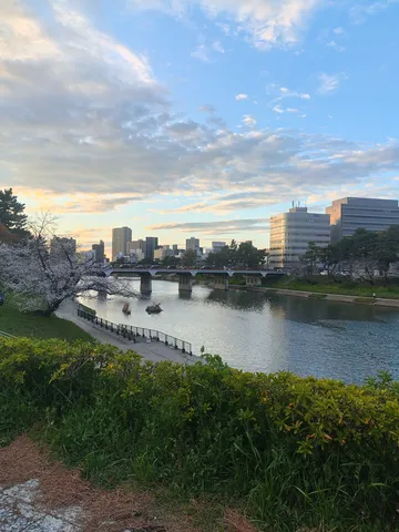 夕暮れ映える水辺の街