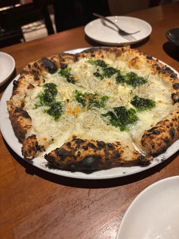 焦げ縁と濃厚チーズの一枚