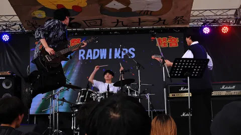 跳躍するベーシスト、RADWIMPSの疾走感