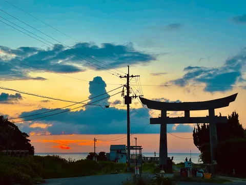 電線と鳥居が刻む夕暮れ時