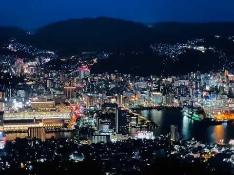 山あいに灯る夜景