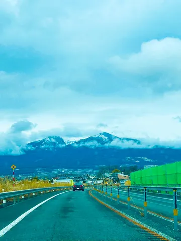 山並みへ誘う、雨上がりの道