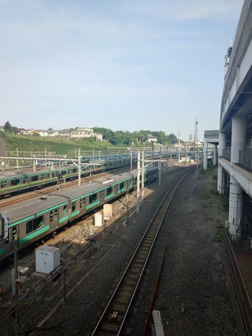 銀色の列車と夏の空