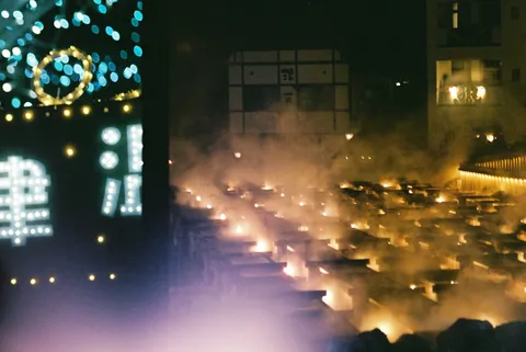 幻想的な夜の温泉街