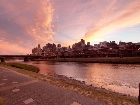 夕焼けに染まる水辺の街並み