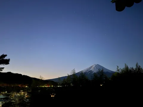 静寂の夜空、星降る聖なる山